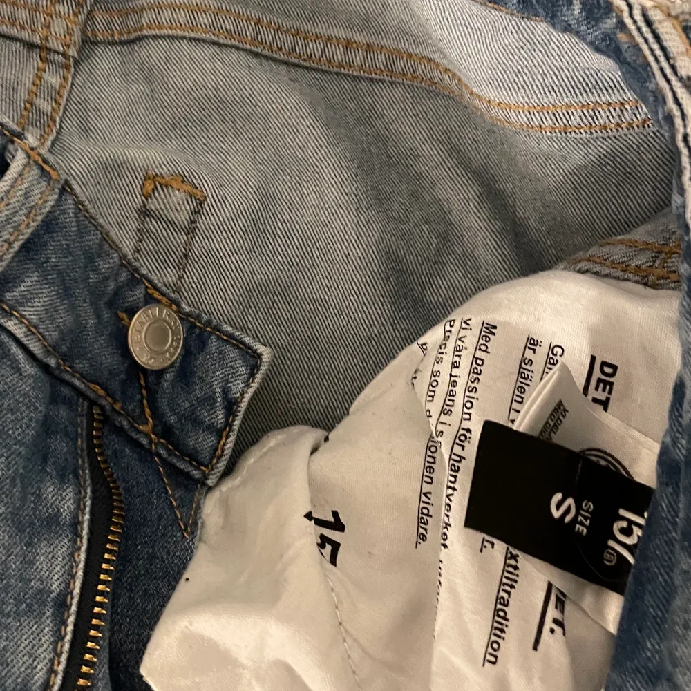 Ett par jeans med hål från lager 157. Väldigt bra skick i storlek S . Jeans & Byxor.