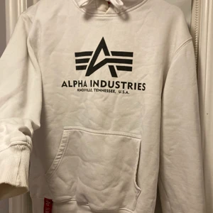 Hoodie  - Hoodie från alpha, mycket använda men fullt användbar ändå😁 passar mig som har M också 
