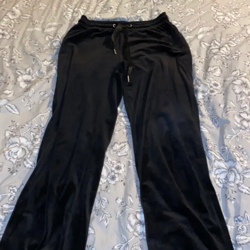 Svarta mysbyxor i sammet från Gina💕 . Jeans & Byxor.