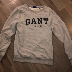 Gant tröja storlek M - En grå gant tröja i storlek M. Väl använd men i superfint skick ❤️ 