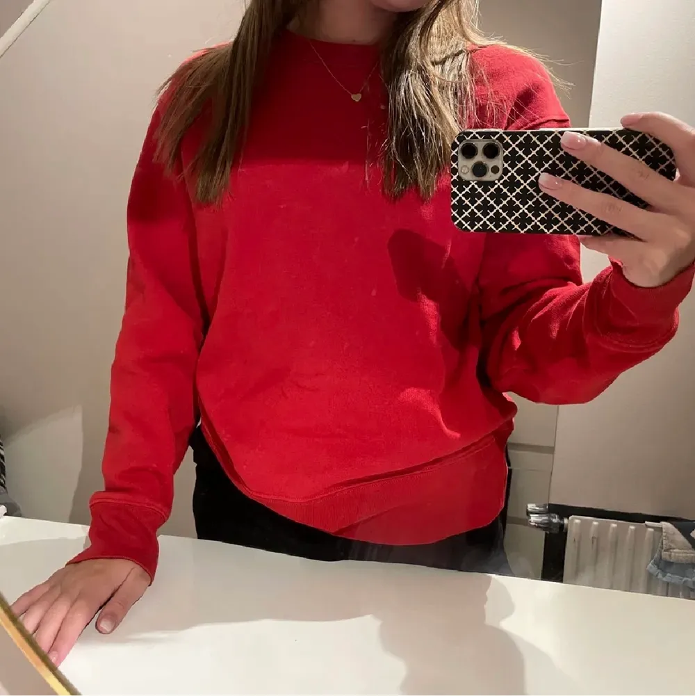 Röd sweatshirt från acne. Storlek xs, men är oversized så passar upp till M också. Är i nyskick, inga skador eller liknande, endast använd 1 gång.  Är i unisex.  Köparen står för frakten, inga bud under 500 tack💖. Tröjor & Koftor.