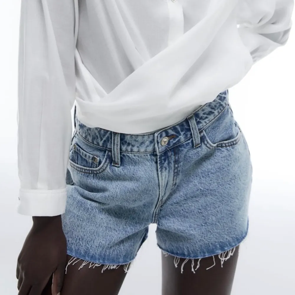 Helt oanvända jeansshorts från Zara!! Låga i midjan 💙 Storlek 38 (prislappen är kvar) . Shorts.