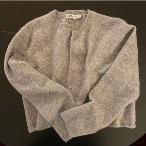 Zara kofta - En superpopulär så mjuk kofta från zara som varit slutsåld sedan länge. Strl L men passar jättebra mig som är S. Så gosig o snygg!❤️