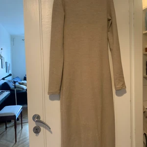Klänning - Beige långärmad klänning i skönt material från Gina men köpt på plick. Har sällan använt men den sitter så bekvämt och är stretchig och sitter tajt på kroppen😄 passar därför både xs, S och M 