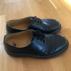 Låga Dr martens  - Låga dr martens. Rätt så använda men fortfarande liv i dem. Kan fraktas eller hämtas i Stockholm:)