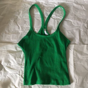 Linne - Grönt linne från zara. Perfekt för sommarn! Storlek M. Skicka gärna ett meddelande vid frågor!                     🌼Säljer mycket annat också så ta gärna en titt🌼