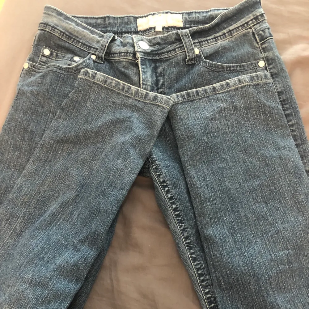 Säljer dessa jeans då dom inte kommit till användning!! Super fint tryck där bak och lågmidjade. Strl 36 passar 34 oxå. Säljer för 300kr ( om fler ör vid intresse så får den med högst bud) . Jeans & Byxor.