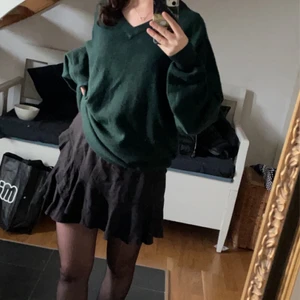 Vintage stickad tröja - Superfin vintage stickad tröja i 100% kashmir. Jätteskön och snygg tröja men har tyvärr fått inse att den är alldeles för stor för mig. Tröjan är storlek L men skulle också kunna passa S-L beroende på vilken passform man vill att den ska ha 🥰 Tröjan är endast använd en gång av mig, har för mig att det finns en liten defekt men den är så liten att jag inte har hittat den just nu 🤩 Hade varit superfint med en skjorta under, tyvärr har jag inte det hemma 🥰 Priset är diskuterbart!