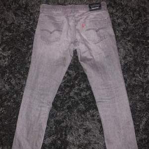 Gråa raka jeans från Levi’s! Storleken oklar, skulle säga 32/32. Längden är bra på mig som är 183cm lång! 🤠 