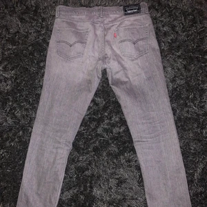 Levis Jeans  - Gråa raka jeans från Levi’s! Storleken oklar, skulle säga 32/32. Längden är bra på mig som är 183cm lång! 🤠 