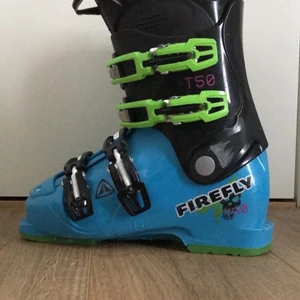 Pjäxor  - Säljer mina pjäxor från Intersport. Köpta nya för 3 år sen, pjäxorna är använda men fortfarande i bra skick!  Nypris är 1000kr.  Pjäxan passar mig som är en 38 i skostorlek.  Kan mötas upp i Jönköping!!