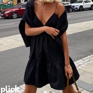 Zara klänning  - Populär svart klänning från Zara, använd 1 gång.