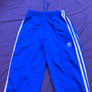 Mörkblåa adidas byxor - Säljer dom eftersom dom inte längre är min stil och jag aldrig använder dom längre.