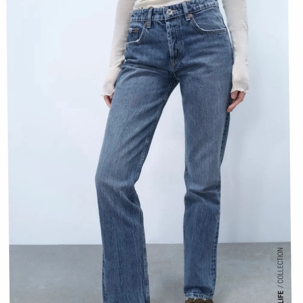 Säljer dessa blåa raka midrise jeans ifrån zara. Aldrig använda (prislappen sitter kvar). Inget fel på dom men för långa för mig💕 kom privat för egna bilder. Jeans & Byxor.