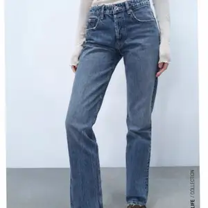 Säljer dessa blåa raka midrise jeans ifrån zara. Aldrig använda (prislappen sitter kvar). Inget fel på dom men för långa för mig💕 kom privat för egna bilder