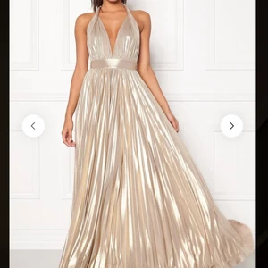 Balklänning - En väldigt vacker balklänning i bra kvalite, använd ändats en gång!! Banden kan man knyta på flera olika sätt! Runt halsen, korsat ner över ryggen eller hur man vill.