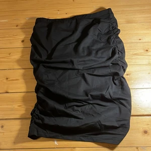 Svart kjol - Svart kjol från Shein som ska ha rynkor där fram. Oanvänd. Bra i storleken och sitter bra. 