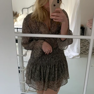 Leopard klänning - Leopard klänning från Zara stl L men passar mindre. Säljer endast vid bra bud