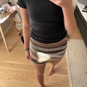 Kjol - Säljer denna supersnygga kjolen som har ett jättefint mönster. 🧡🧡