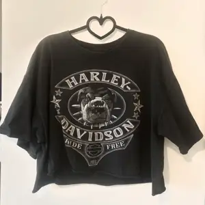 cropped vintage Harley Davidson T-shirt, perfekt lös/boxig  passform. Köpt för 400kr i Australien. Print både fram och bak :)