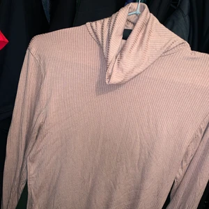 Tröja med polokrage - Tröja med krage i super fint skick. Knappt använd, säljer pga att den inte används längre.