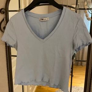 Blå tröja - En jätte fin blå tröja i samma modell som förra! Kommer inte längre till användning. Köp för 70kr