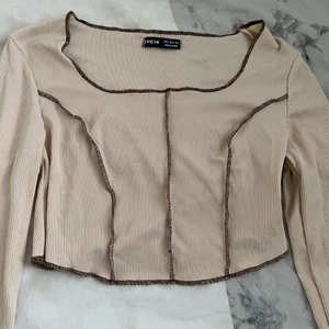 Beige topp - En fin beige topp som jag aldrig använt. Köpare står för frakt🤍