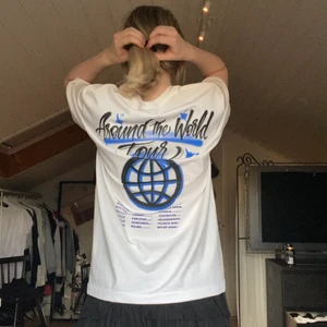 Hov1 tröja - Säljer denna fina RARE hov1 tröja som inte säljs längre. Lyssnar inte på de därav jag säljer den. Endast använd fåtal gånger och är i toppskick! Den är storlek L men sitter fint oversized på mig som är en S💕