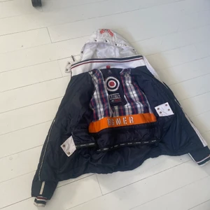 Extremt cool Bogner skidjacka!! - Nu har du chansen att införskaffa denna unika skid & snowboardjacka från lyxmärket Bogner! Köpt på EBay för 3500 sek och använd en gång, men är till min stora sorg något för liten för mig. Storlek M men skulle säga att passar bäst för ngn i xs alt liten small då tight passform och vi i Sverige ju behöver ha en del under. Otroligt många snygga detaljer så skickar gärna mer bilder om så önskas. 