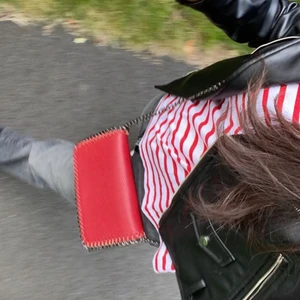 Randig tröja  - Trendig rödrandig tröja från zara. Använd ca 2 gånger