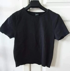 Svart croppad t-shirt - Svart croppad t-shirt storlek S