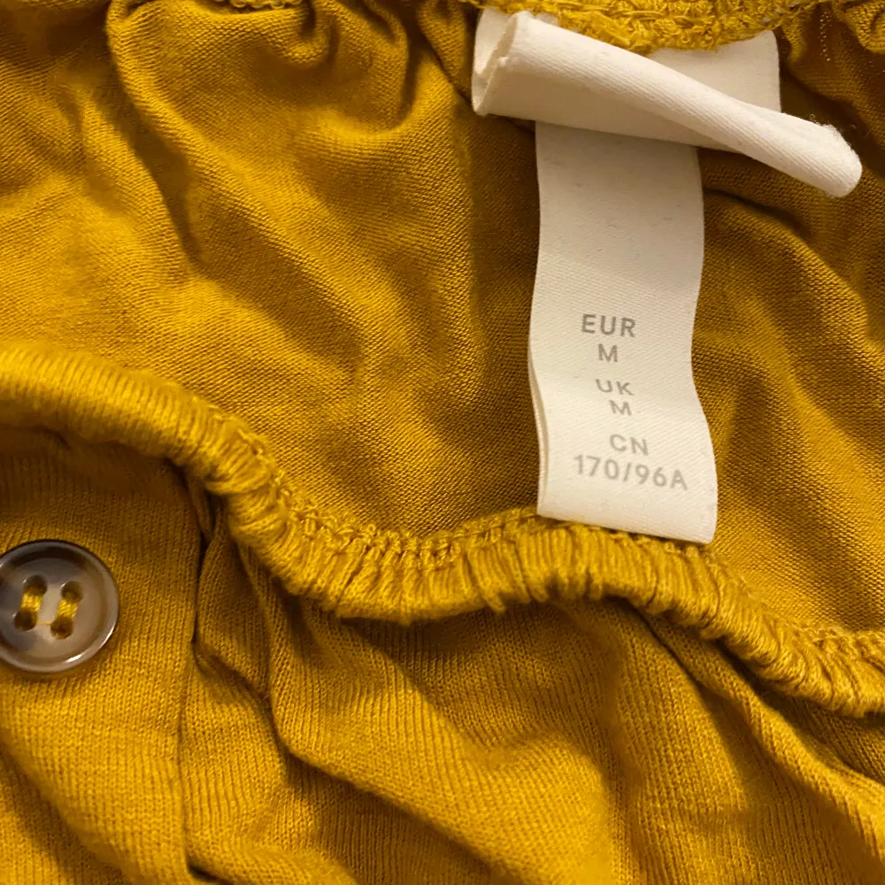 Säljer en fin gul/orange tröja stl . Tröjor & Koftor.
