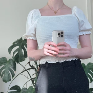 Vit topp strl S Gina Tricot - Vit topp med puffade ärmar i strl S från Gina tricot. Fint använt skick, börjar få lite nopror i tyget. 