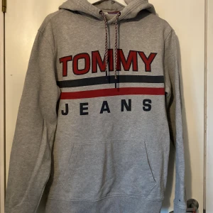 Tommy jeans hoddie storlek M - En grå Tommy jeans hoddie i väldigt bra skick. 