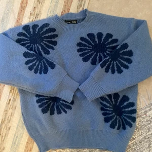 Stikad tröja - Blå, blommig stikad tröja, aldrig använt. Skriv för mer info!