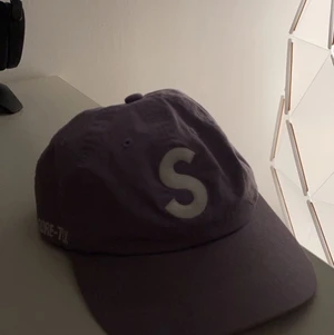 Supreme S Logo Cap - De är goretex så den är basicly vattentät, köpte den på GOAT för cirka ett år sen och den kostade då 1200 + frakt o tull som blev på 900