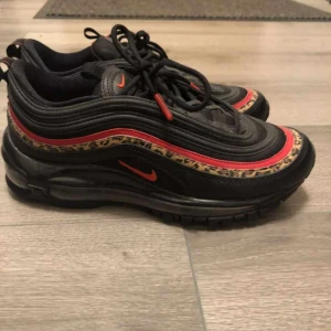 Nike skor - Storlek 37,5. Ny pris 1999kr. Använda en gång.