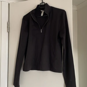 Svart tröja - Svart tröja med dragkedja från H&M, använd en gång🥰