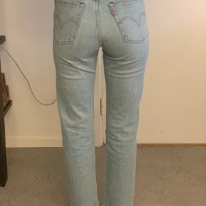 Levis dam - Wedgie straight - stolek 25 - Knappt använda ljusa Levis byxor.