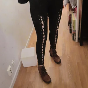 Svarta tights med snörning - Tights från New Look med snörning som sitter fast längst ned men kan klippas loss om man vill ha den justerbar. Bra skick men kan finnas katthår på även efter tvätt. Märkt strl 38 men är inte så stretchiga så kan gå som 36. Kan hämtas i Hammarby Sjöstad, annars står köparen för frakt: )