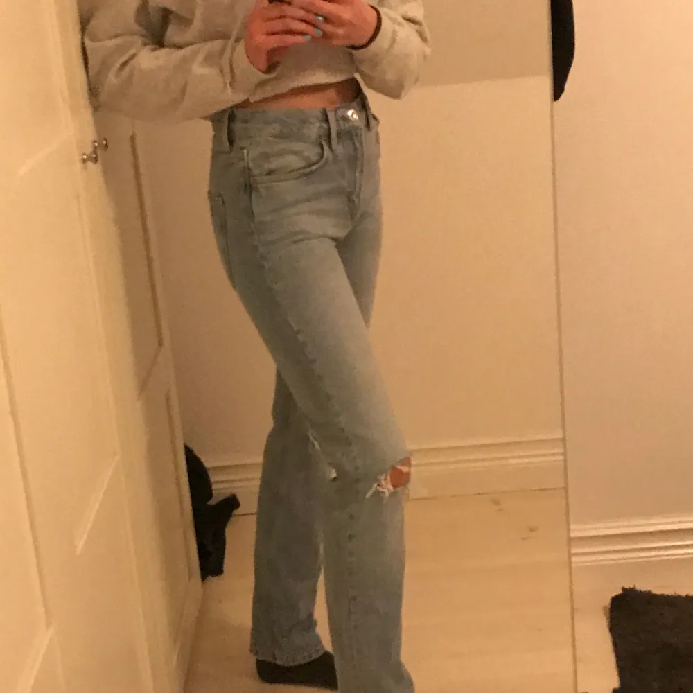 Säljer dessa skitsnygga jeans från Zara som är i nyskick, de är tyvärr för små för mig och därför väljer jag att sälja de. De är använda 2 gånger och är i storlek 34 och tillräckligt långa för mig som är 170💕. Jeans & Byxor.