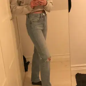 Säljer dessa skitsnygga jeans från Zara som är i nyskick, de är tyvärr för små för mig och därför väljer jag att sälja de. De är använda 2 gånger och är i storlek 34 och tillräckligt långa för mig som är 170💕