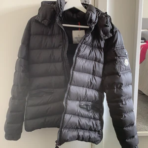 Monclerjacka - Moncler jacka i modellen bea giubbotto. Storlek 4, vet inte riktigt vad det motsvarar i svensk storlek men jag får iallafall plats med en tjocktröja under den. Skriv gärna privat för fler bilder och om ni har några frågor 🥰