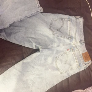 Levi’s jeans - Riktigt fina levi’s, ribcage straight jeans. Använd  1 gång och är i nyskick! För att justera lite runt midjan har jag trätt igenom ett snöre på insidan. Passar bra på mig som är 163 cm :)