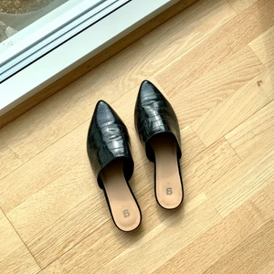 Tofflor - Trendiga tofflor, perfekta till stranden eller piffa upp en sommar outfit! Använda max 5 ggr, storlek 36🌸🦋