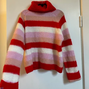Randig stickad tröja  - Skit snygg stickad tröja från Nakd som tyvärr inte används, normal i storlek. Knappt använd. Frakt tillkommer