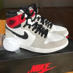 Air jordan 1 retro high OG smoke grey - Höga smoke greys köpta från SNS. Använda ca 3 gånger men inga tecken på användning så de är i väldigt bra skick. Kommer med skolåda samt vita och svarta snören, skriv för fler bilder. Köpare står för frakt🥰