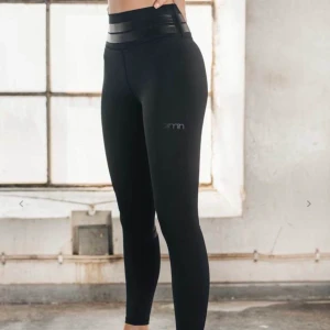 Tränings tights  - Fina tränings tights från AIMIN, säljer pga att dem är för stora i midjan till mig , annars är de helt perfekta! Sitter bra 💕