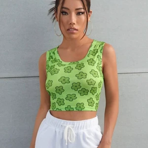 Grön blommigt linne  - Intressekoll på detta trendiga grön blommiga linnet, aldrig använt så super fint skick!! Budgivning om många är intresserade!! Kund står för frakt 🍏🍏 (SÄLJER EN MATCHANDE KJOL OXÅ SÅ KOLLA IN MIN PFROFIL OCH KÖP HELA SÄTTET)