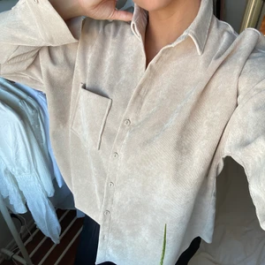 Manchesterskjorta - Säljer denna supersnygga overzised manchesterskjorta från Zara som är ur sortiment och ej går att få tag på längre 💕  storlek M ❤️ toppenskick! 